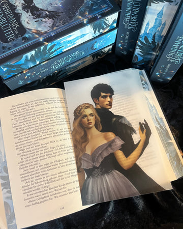 Das Page Overlay zeigt die Hauptfiguren aus "Das Geheimnis der Rabenblüter". Sera trägt ein fliederfarbenes Kleid und offnes blondes Haar. Valerian trägt dunkle Kleidung und schwarze Federn an den Schultern. Sie stehen Rücken an Rücken, als würden sie tanzen. Ihre Hände berühren sich.